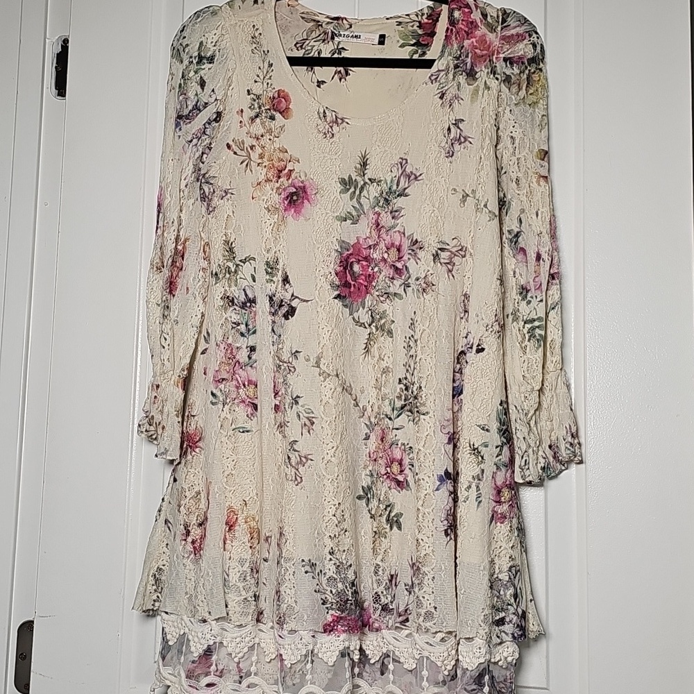Origami Sm Floral Lace Long Blouse